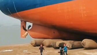 鏟車助推8200噸散貨船&ldquo;遠景發展&rdquo;氣囊上排下水吉水接水順利#氣囊下水#船舶下水#船用氣囊#散貨船下水#遠景發展