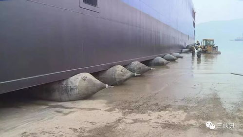 多圖曝光143米“河?！毕滤瑘雒姘詺?！船舶上排下水氣囊顯神威